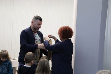 Wieluń: Biblioteka Miejska zaprosiła dzieci na spotkanie z fotografem Piotrem Pabisiakiem